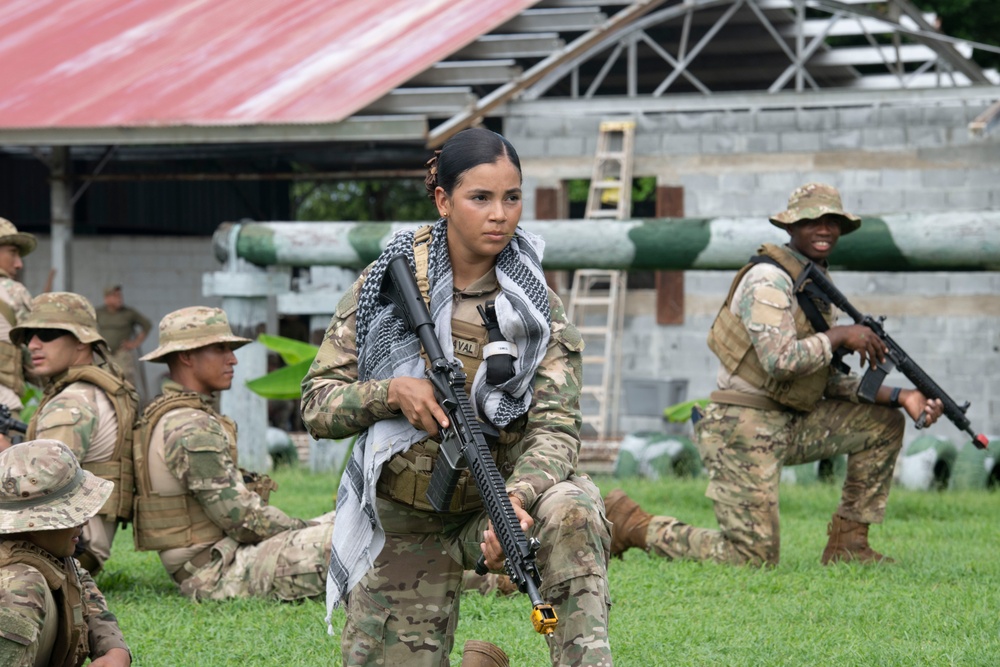 SENAN conducts FINEX with 2nd Brigade Marines in Panama