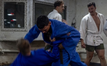 22nd MEU (SOC)| Marines practice judo