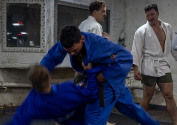 22nd MEU (SOC)| Marines practice judo