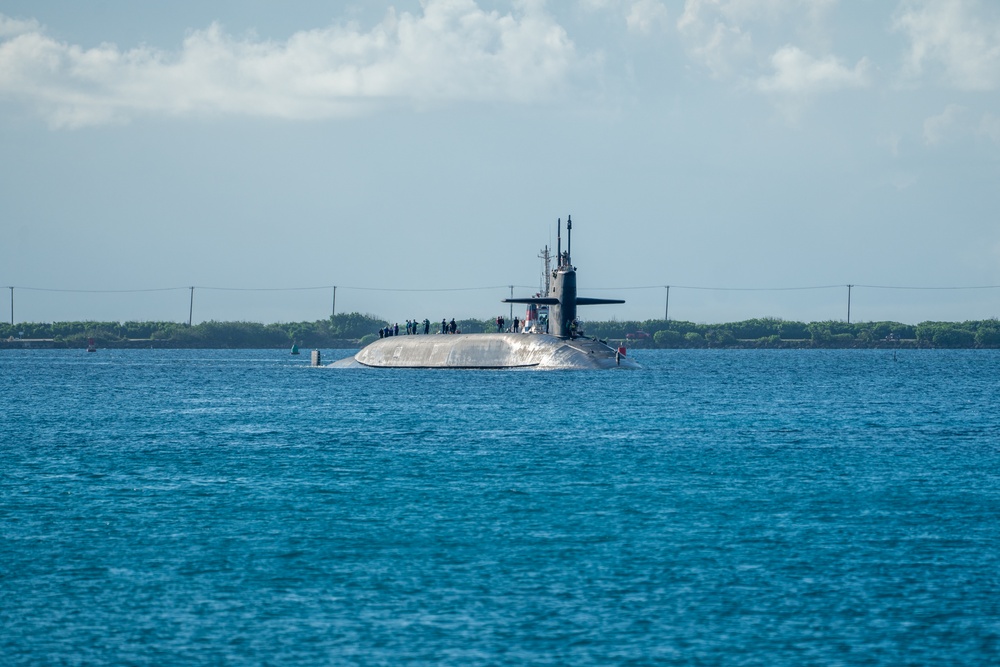 USS Ohio (SSGN 726) pulls into Guam