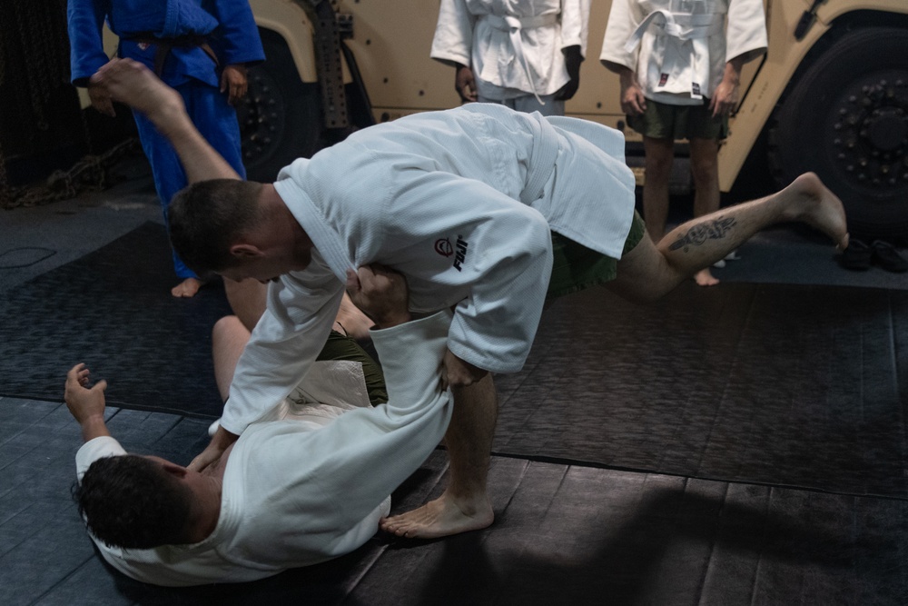 22nd MEU (SOC)| Marines practice judo