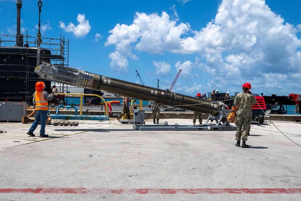 Navy Munitions Command Pacific loads USS Jefferson City (SSN 759)