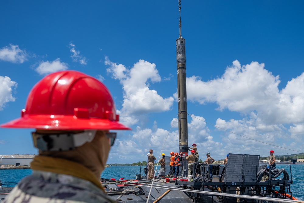 Navy Munitions Command Pacific loads USS Jefferson City (SSN 759)