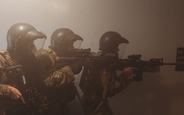B Co., 1-112 IN BN Conducts CQB Training