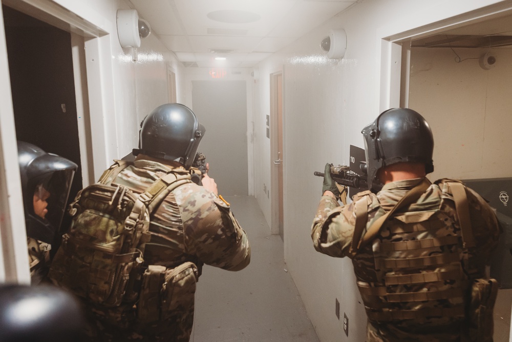 B Co., 1-112 IN BN Conducts CQB Training