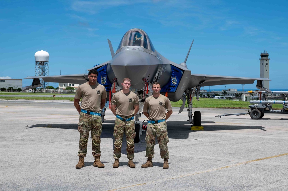 18th MXG holds weapons load competition
