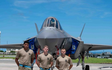 18th MXG holds weapons load competition