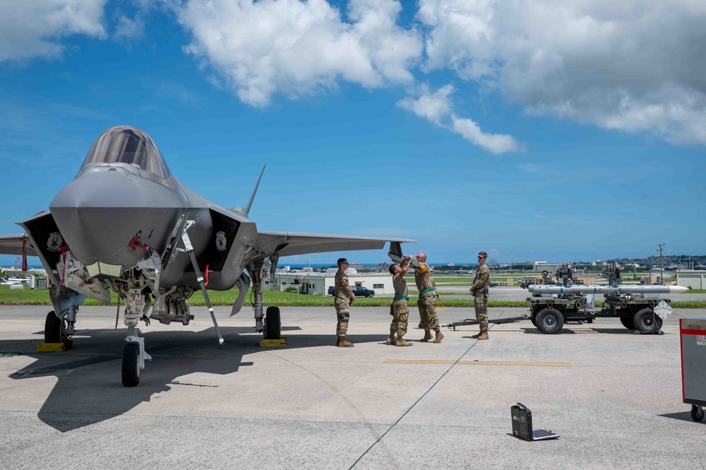 18th MXG holds weapons load competition