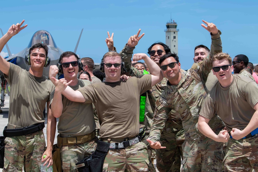 18th MXG holds weapons load competition
