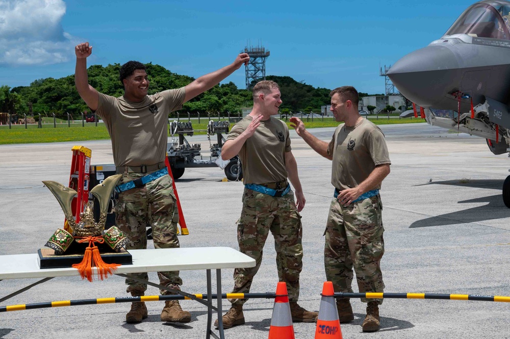 18th MXG holds weapons load competition