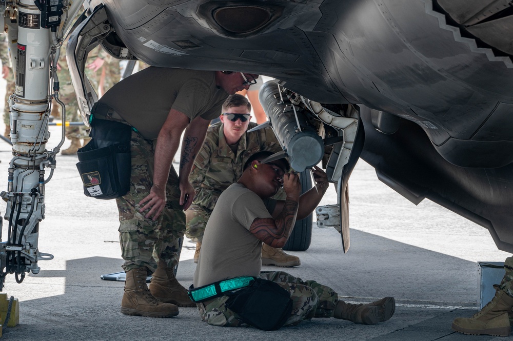 18th MXG holds weapons load competition