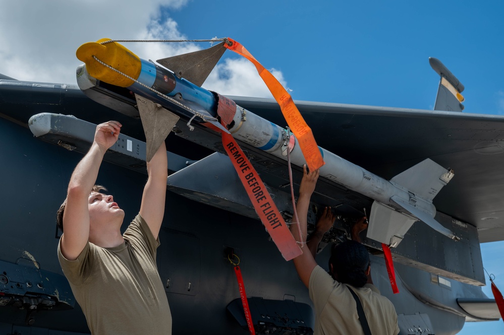 18th MXG holds weapons load competition