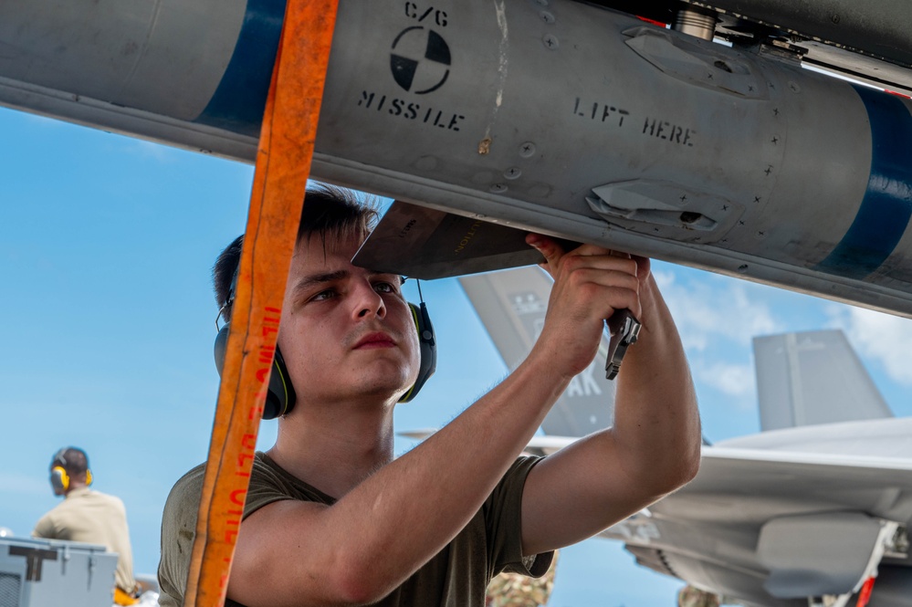 18th MXG holds weapons load competition