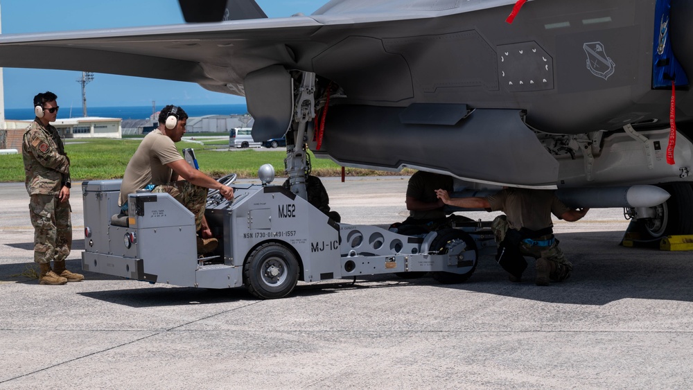 18th MXG holds weapons load competition