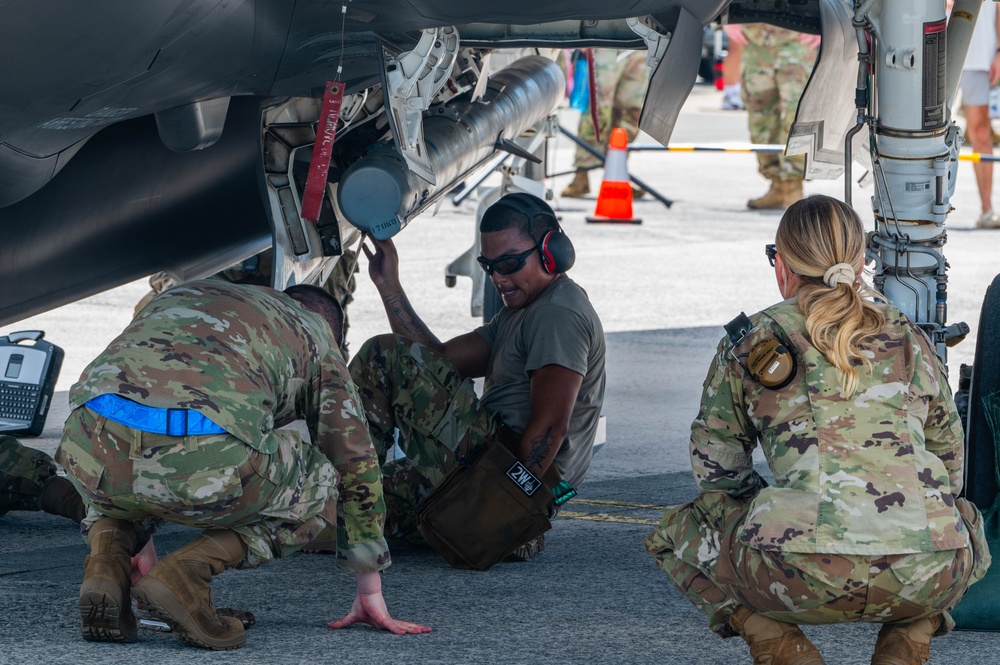 18th MXG holds weapons load competition