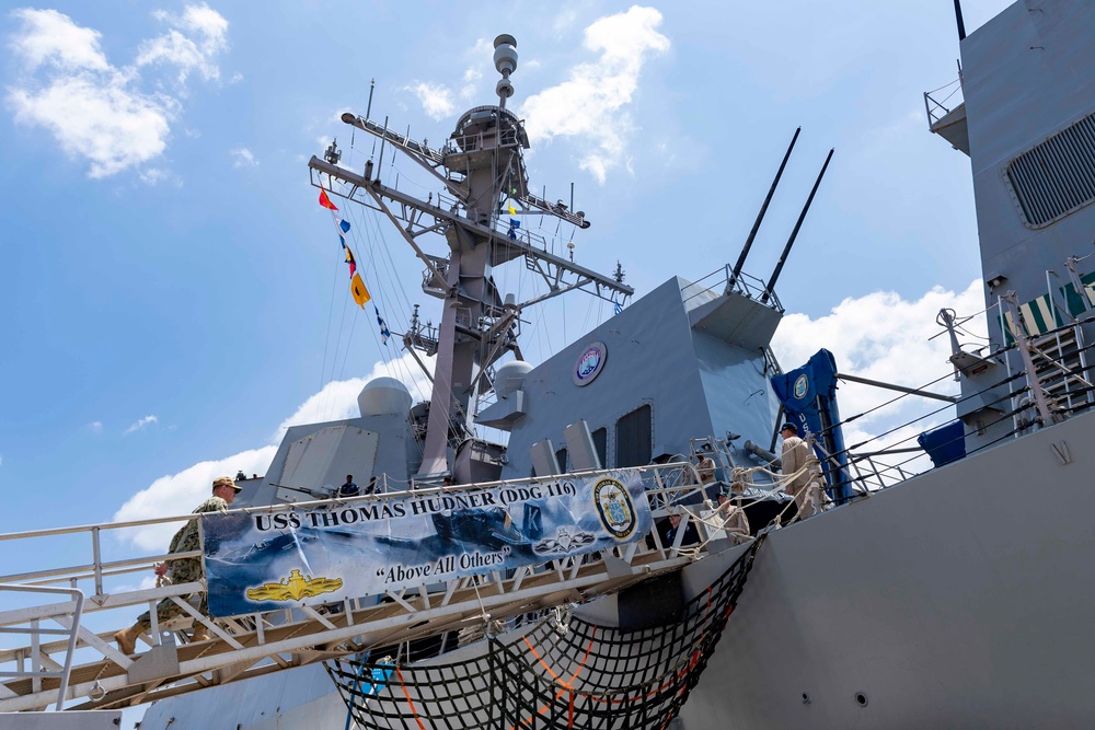 Adm. Munsch visits NSA Souda Bay and USS Thomas Hudner (116)