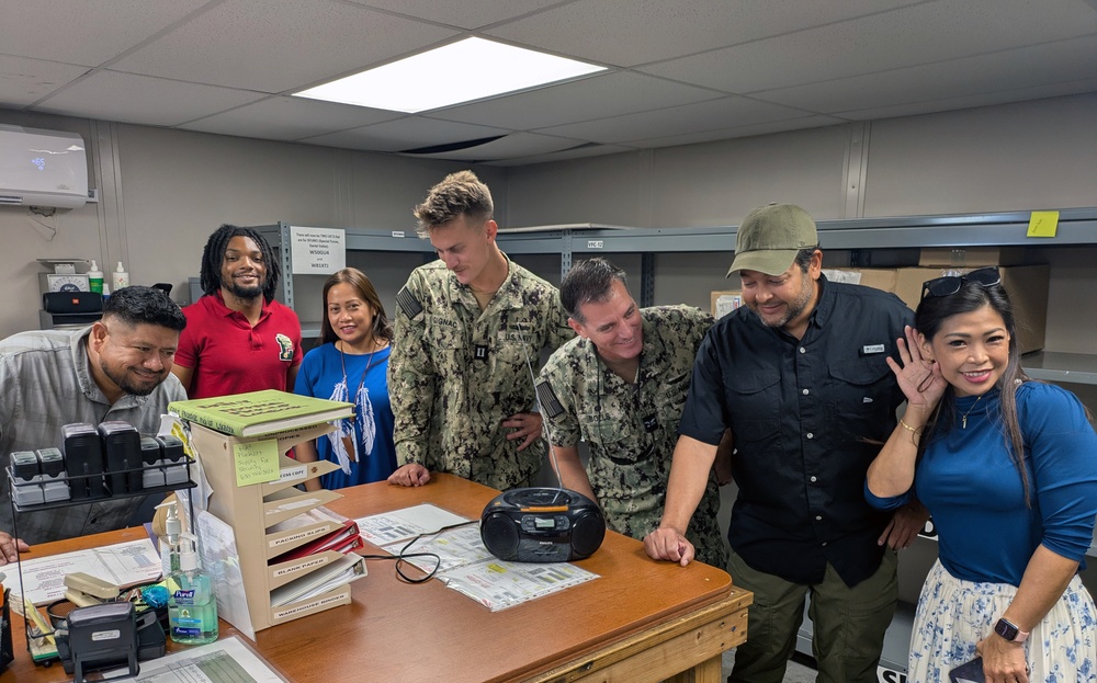 Capt. Bolls huddles with NAVSUP FLC Jacksonville Site NAS Key West staff