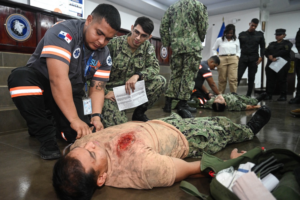 U.S. Navy and Panamá SENAN medical exchange
