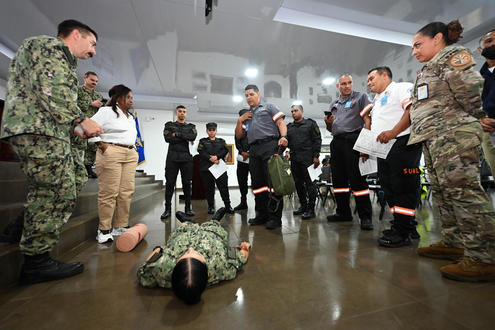 U.S. Navy and Panamá SENAN medical exchange