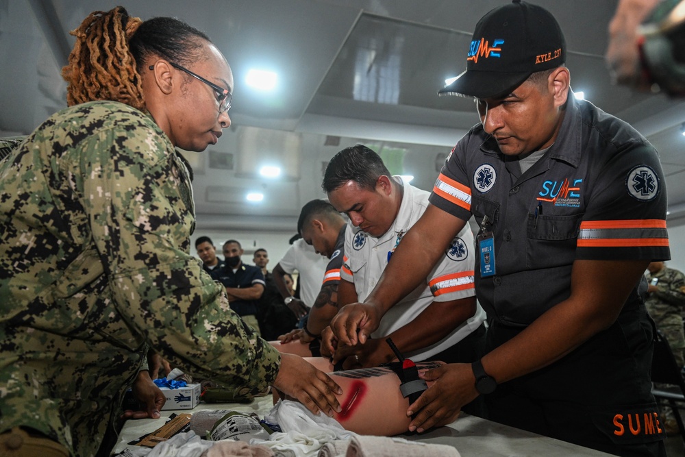 U.S. Navy and Panamá SENAN medical exchange