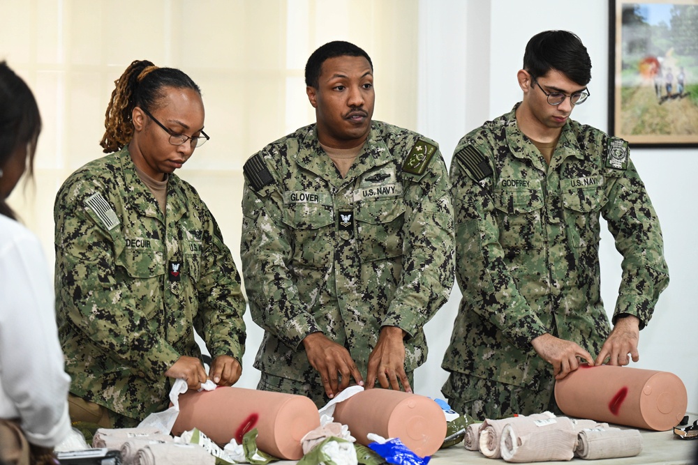 U.S. Navy and Panamá SENAN medical exchange