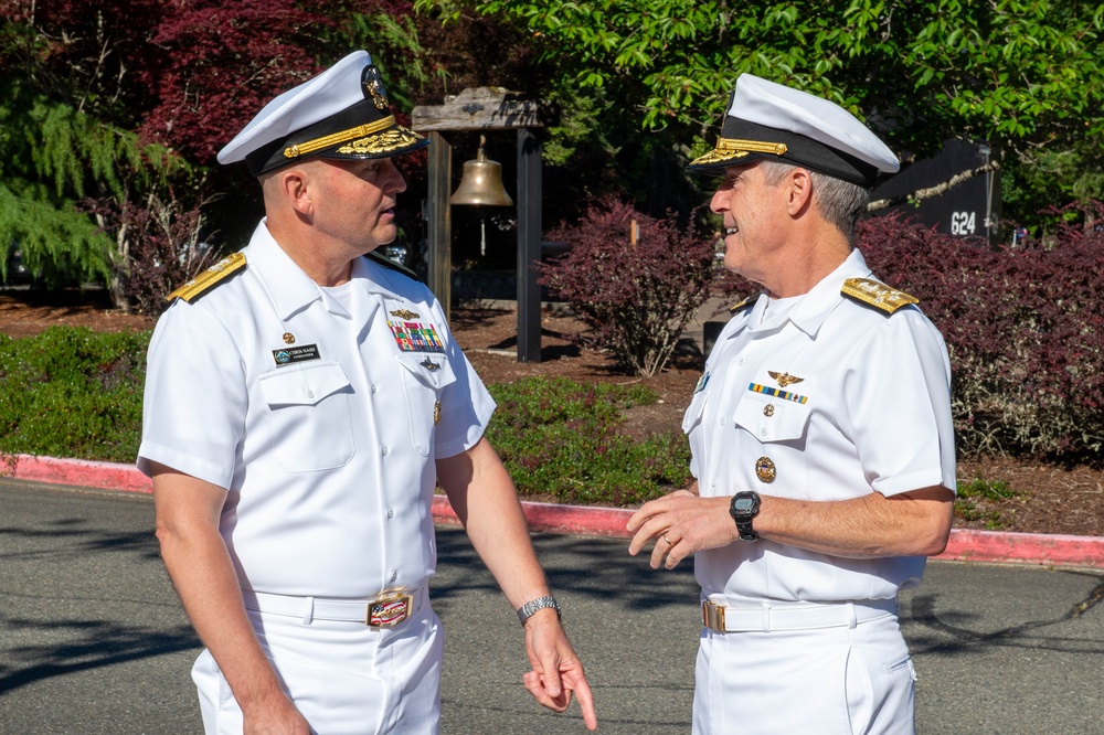 COMPACFLT visits COMSUBGRU-9