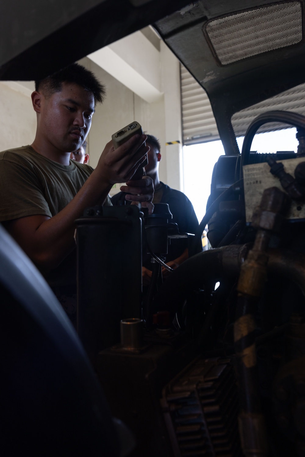 7th Communication Battalion| Marines Conduct Diagnostics on Diesel Motor