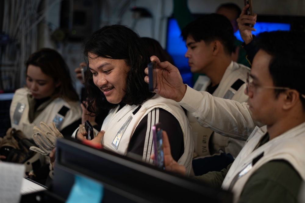 USS George Washington Hosts Distinguished Visitors