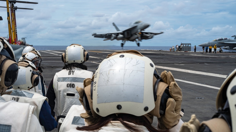 USS George Washington Hosts Distinguished Visitors