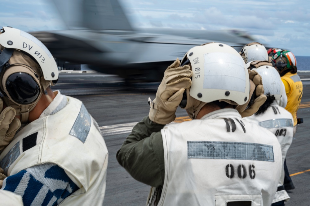 USS George Washington Hosts Distinguished Visitors