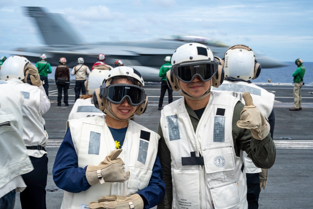 USS George Washington Hosts Distinguished Visitors