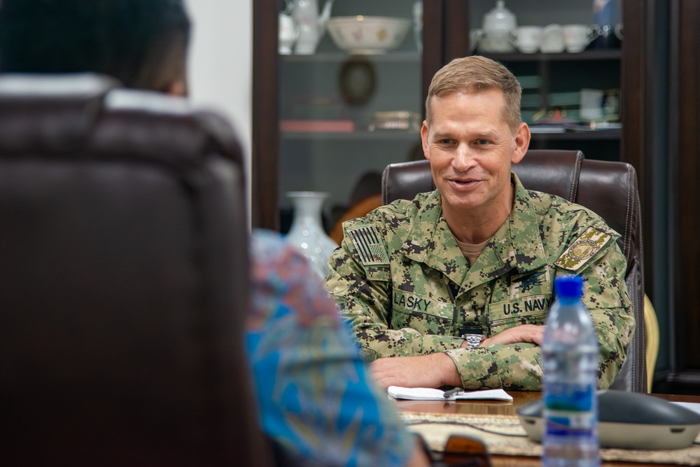 Joint Task Force-Micronesia visits RMI