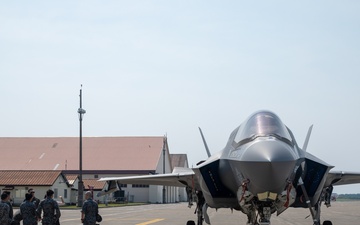 VMFA-214 gives JASDF tour of the F-35B Lightning II
