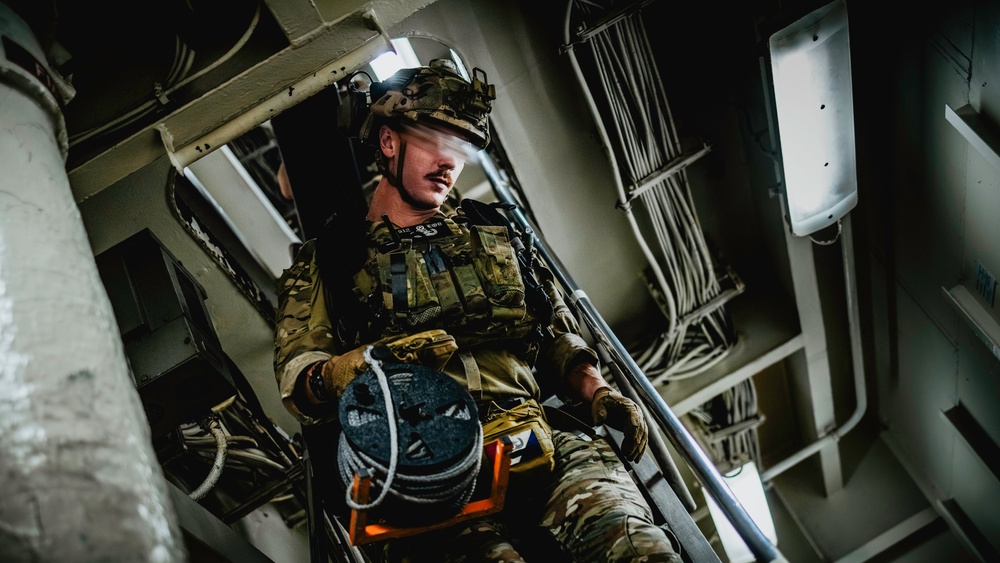 EODMU 5 Conducts an Improvised Explosive Device Drill