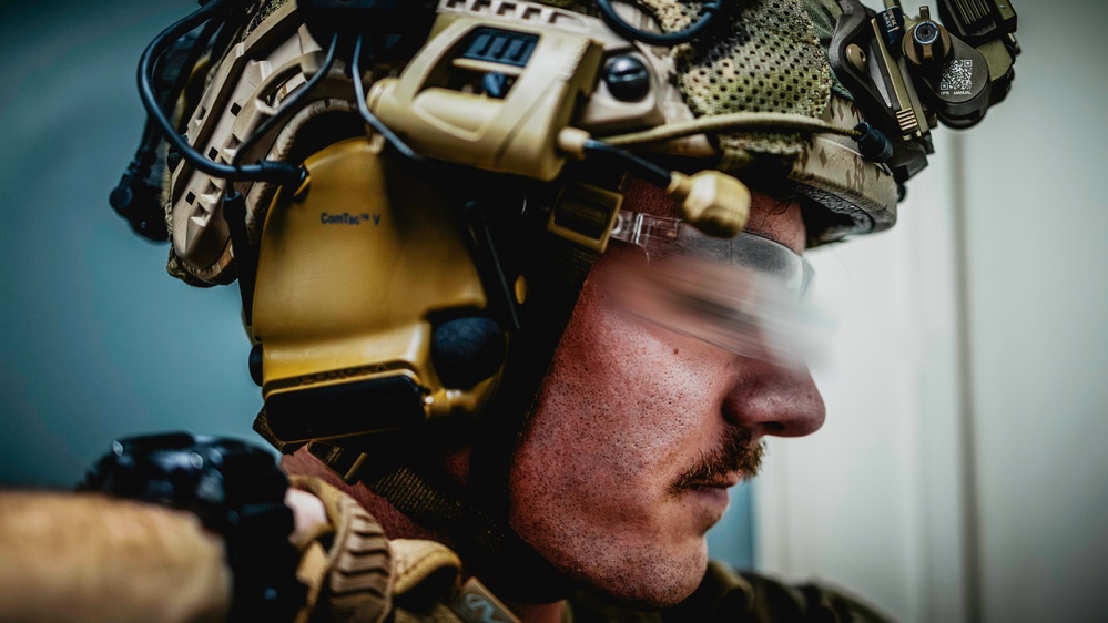 EODMU 5 Conducts an Improvised Explosive Device Drill