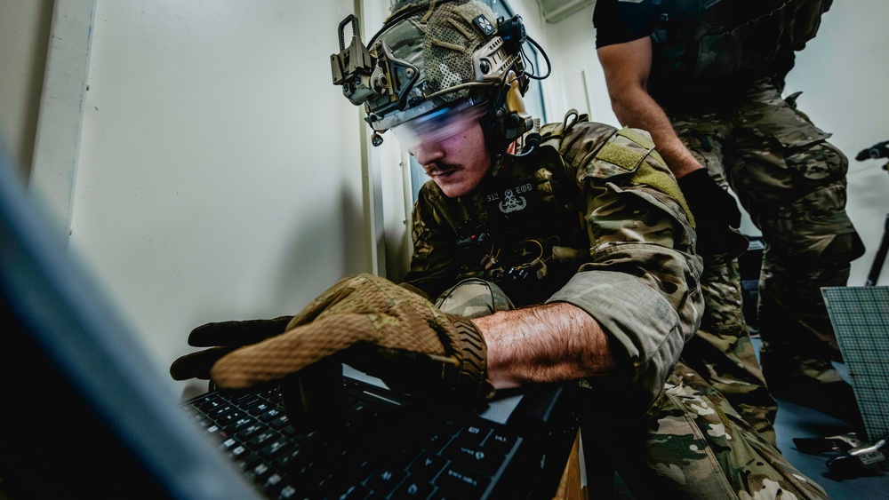 EODMU 5 Conducts an Improvised Explosive Device Drill