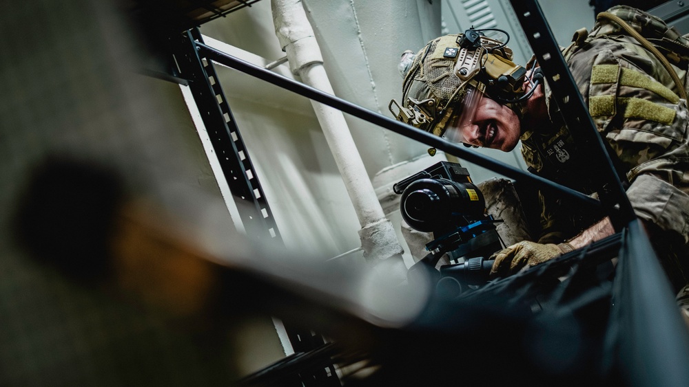 EODMU 5 Conducts an Improvised Explosive Device Drill