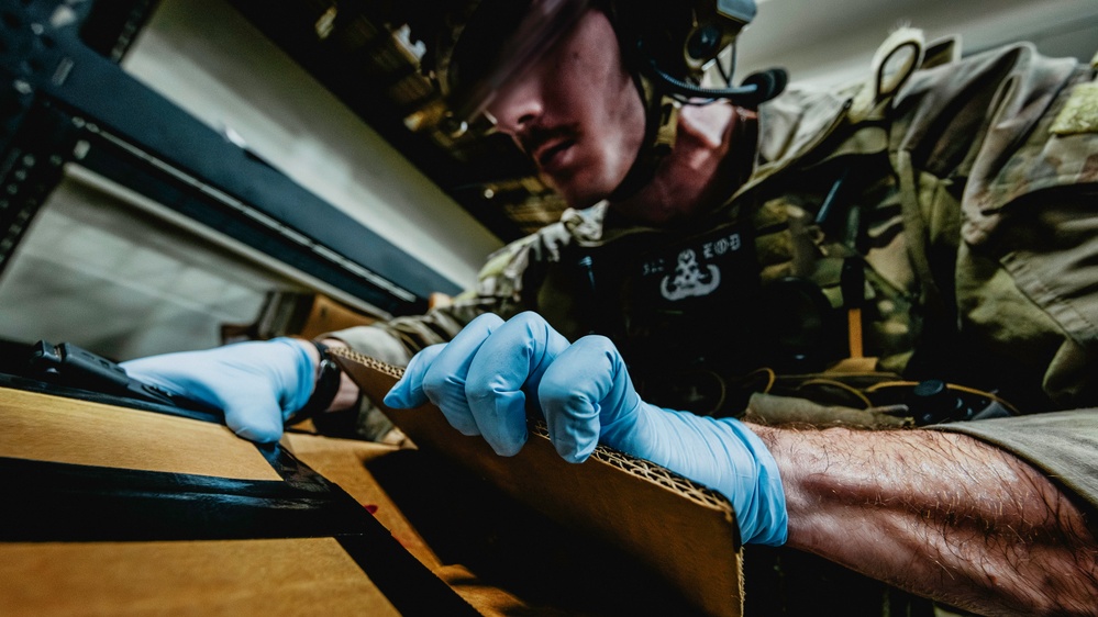 EODMU 5 Conducts an IED Drill