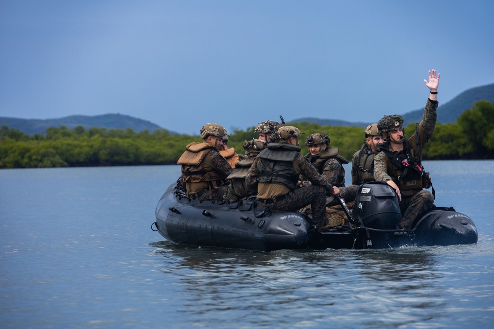 31st MEU | Boat Company Conducts Ship-to-Shore Movement