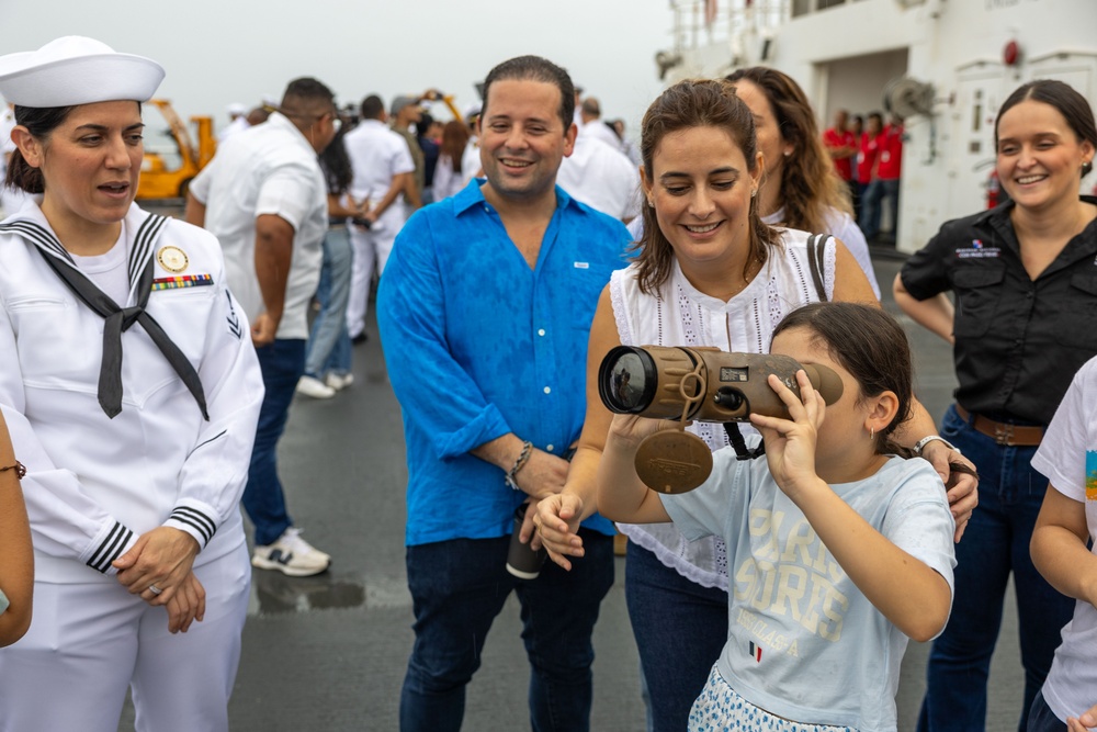 Minister Of Health Of Panama Visits USNS Comfort