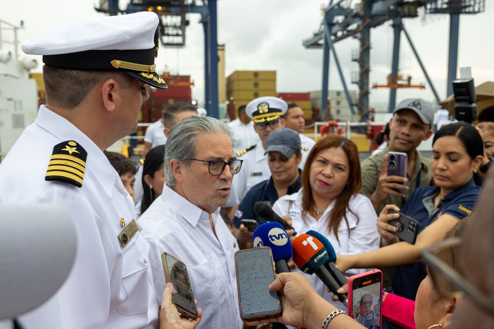 Minister Of Health Of Panama Visits USNS Comfort