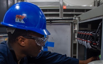USS Ronald Reagan (CVN 76) Sailors Conduct Maintenance