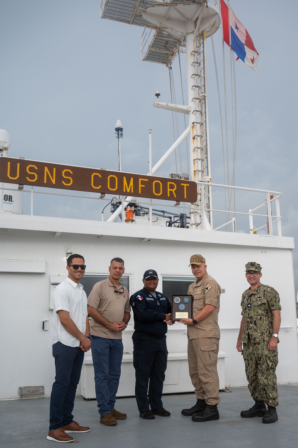 USNS Comfort Meets With Colón Governor
