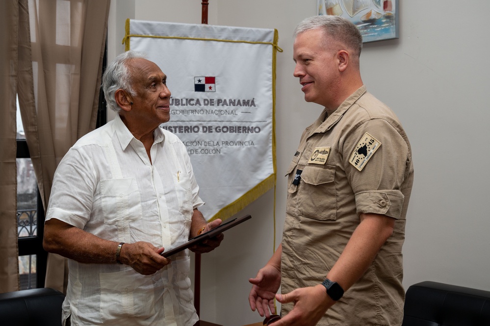 USNS Comfort Meets With Colón Governor