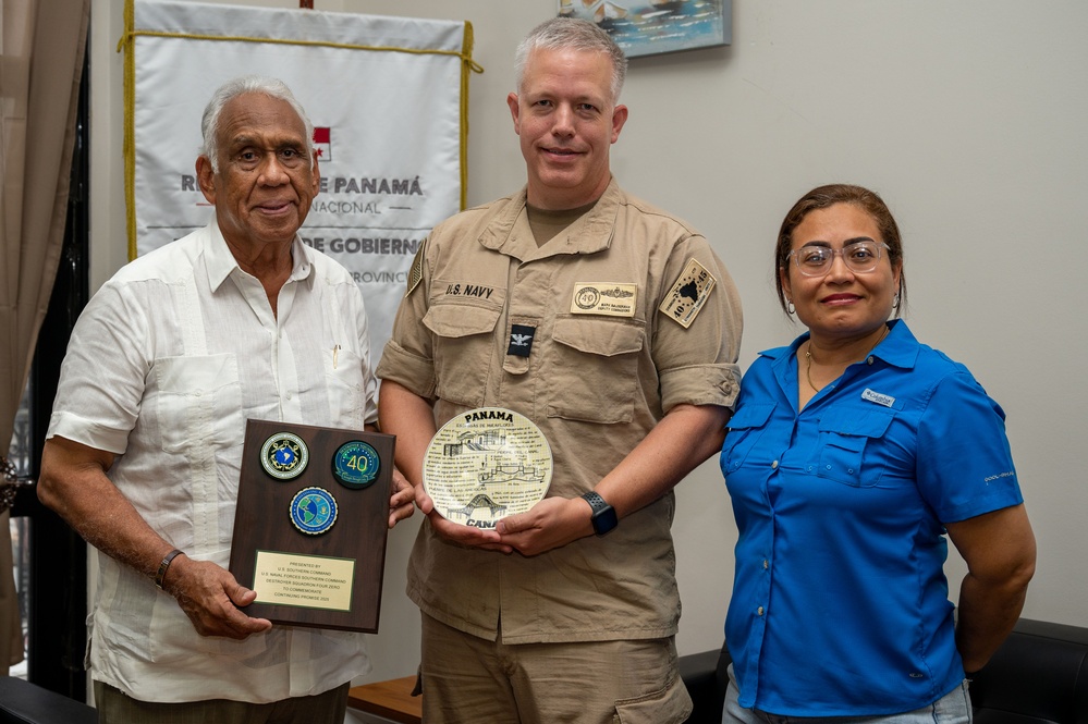 USNS Comfort Meets With Colón Governor