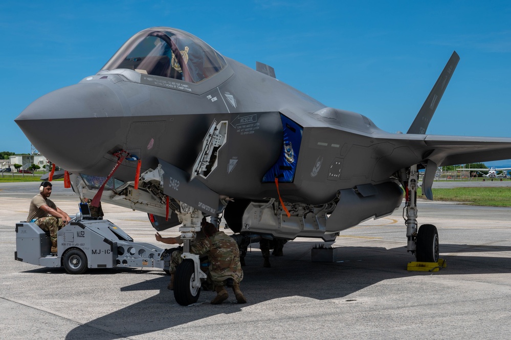 18th MXG holds weapons load competition