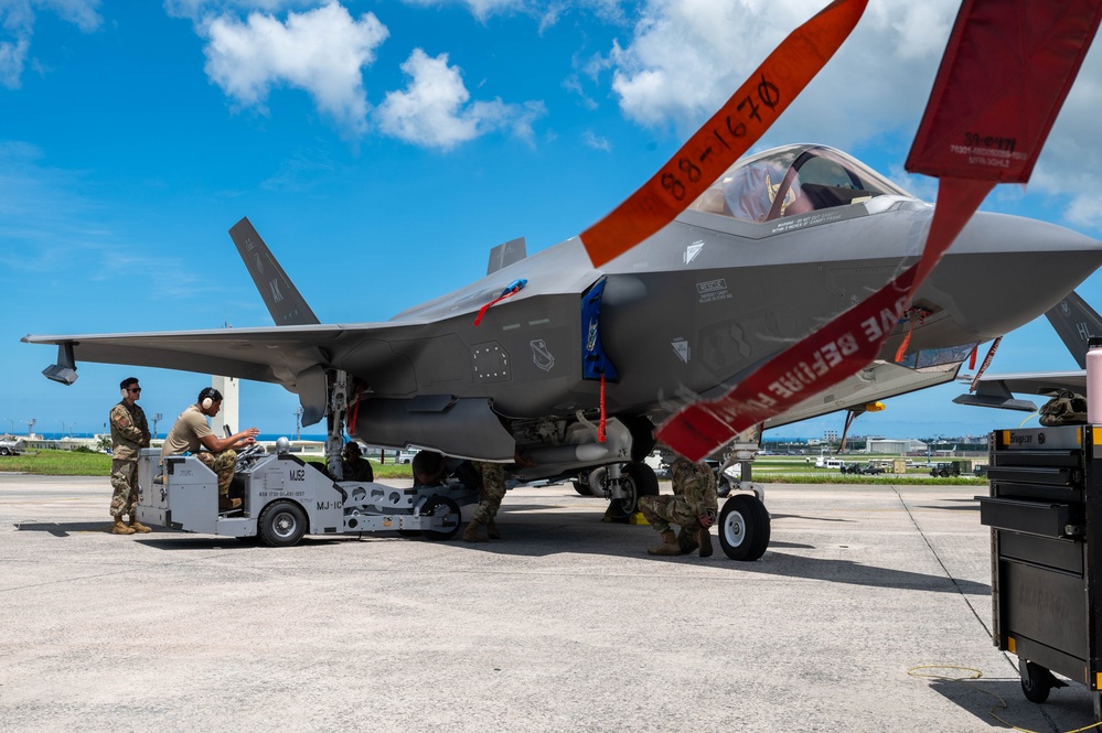 18th MXG holds weapons load competition