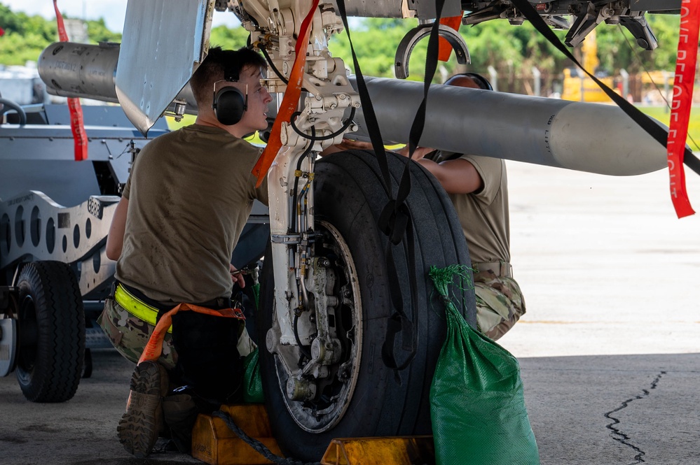 18th MXG holds weapons load competition