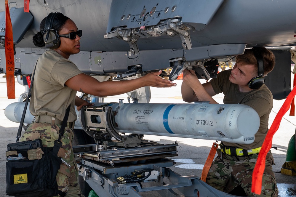 18th MXG holds weapons load competition