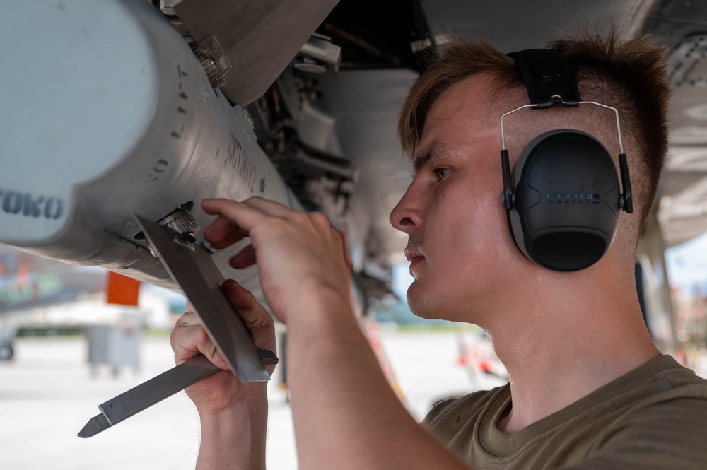 18th MXG holds weapons load competition